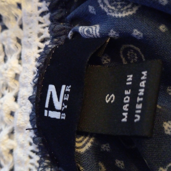 IZ Byer Sz Small. Blue/White Hankerchief W/Elastic Embroidered Shoulder Top - Picture 5 of 6